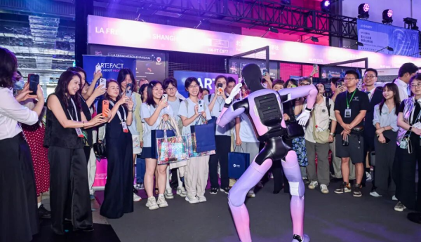 WAIC 的中学女生们：看见 AI，也看见自己